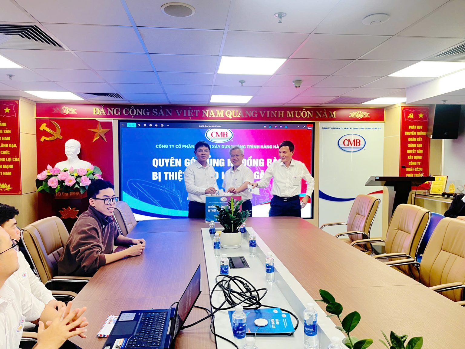 CMB – TỔ CHỨC QUYÊN GÓP, ỦNG HỘ ĐỒNG BÀO BỊ THIỆT HẠI DO BÃO, LŨ LỤT GÂY RA