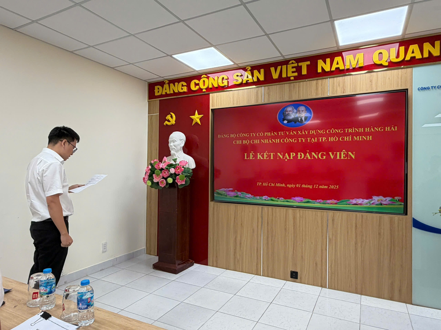 LỄ KẾT NẠP ĐẢNG VIÊN MỚI VÀ CÔNG BỐ QUYẾT ĐỊNH CÔNG NHẬN ĐẢNG VIÊN CHÍNH THỨC